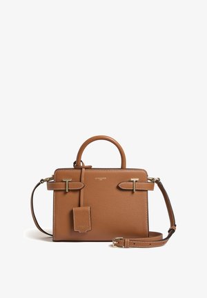 Borsa a mano in pelle marrone con texture, dalla forma strutturata, con dettagli in metallo dorato, doppi manici superiori e tracolla staccabile.