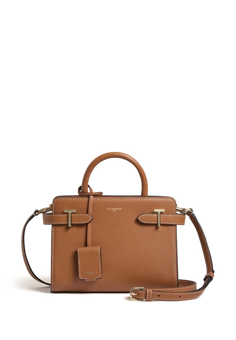 Borsa a mano in pelle marrone con texture, dalla forma strutturata, con dettagli in metallo dorato, doppi manici superiori e tracolla staccabile.