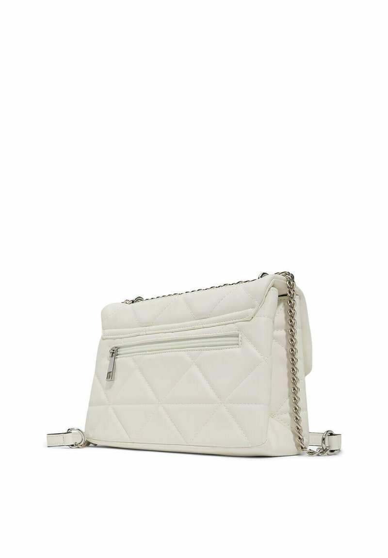 Borsa bianca trapuntata con tracolla in catena argentata, dotata di una tasca posteriore con zip e una superficie liscia, che mette in mostra una forma rettangolare.
