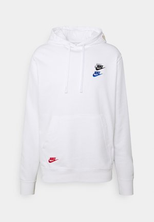 Sweat à capuche blanc avec poche kangourou avant, capuche avec cordon réglable et trois petits logos Nike en noir, bleu et rouge sur la poitrine et la poche.
