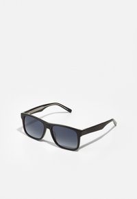 Ochelari de soare negri, cu ramă rectangulară, lentile întunecate cu gradient, cadru din plastic elegant și accente simple din metal argintiu pe unghii.