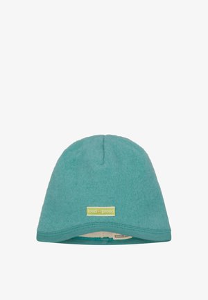 Türkise Fleece-Mütze mit runder Form, ausgestattet mit einem gestickten Saum und einem grünen Etikett mit der Aufschrift "loud + proud" auf der Vorderseite.