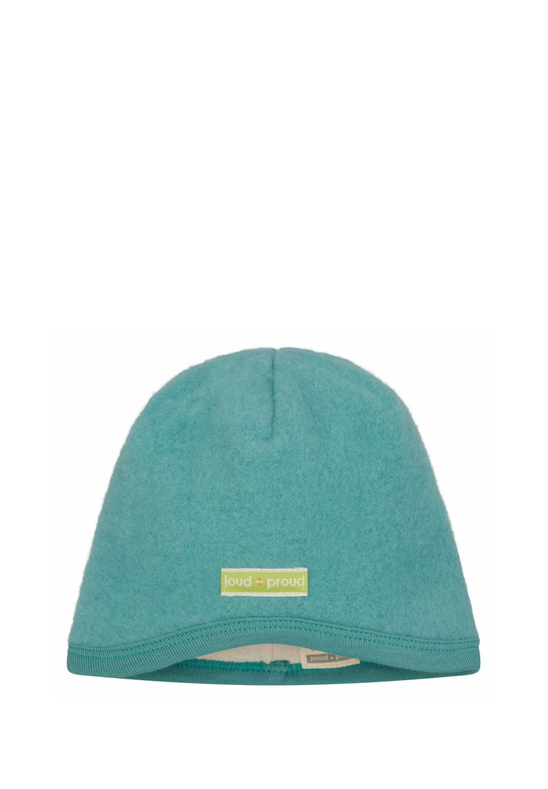 Cappello in pile turchese dalla forma arrotondata, con orlo cucito e un'etichetta verde con il marchio "loud + proud" sulla parte anteriore.