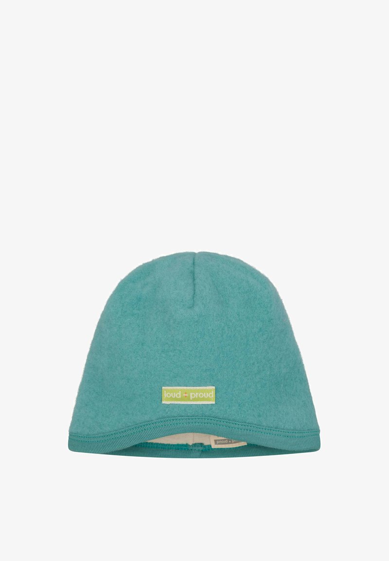 Cappello in pile turchese dalla forma arrotondata, con orlo cucito e un'etichetta verde con il marchio "loud + proud" sulla parte anteriore.