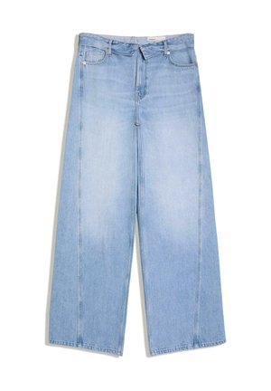 Világoskék, magas derekú, bő szárú farmernadrág elülső és hátsó zsebekkel, övbújtatókkal, valamint gombos és cipzáras záródással.