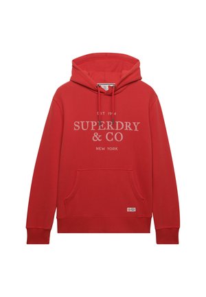 Rode capuchonsweatshirt met voorzak en witte tekst "SUPERDRY & CO NEW YORK" op de borst gedrukt.