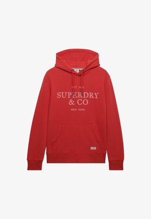 Rode capuchonsweatshirt met voorzak en witte tekst "SUPERDRY & CO NEW YORK" op de borst gedrukt.