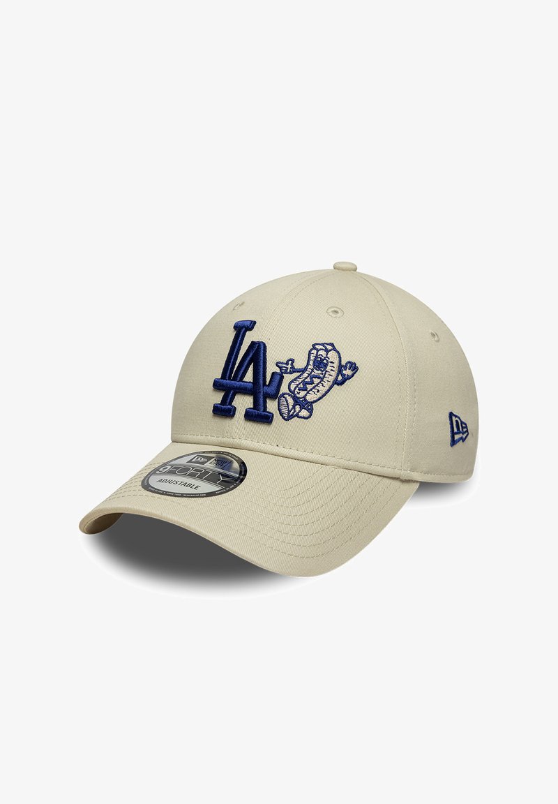 Бежова регулируема бейзболна шапка с тъмносиньо лого "LA" и усмихнат талисман на хотдог отпред, стикер на марката New Era на козирката.