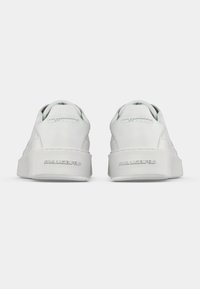Hvite skinnsneakers med teksturert finish, utstyrt med en tykk hvit såle og preget "KARL LAGERFELD"-merke på hælen.