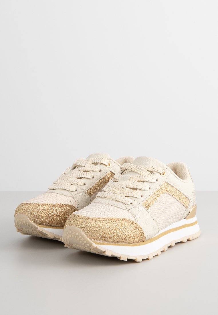 Baskets de sport beiges avec un dessus en maille texturée, des accents dorés métalliques, un devant pailleté et une semelle en caoutchouc avec un motif de traction.