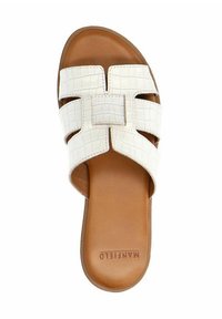 White slide sandal with textured crocodile pattern, featuring broad straps and a tan sole. Brand name "Manteled" embossed on footbed.
