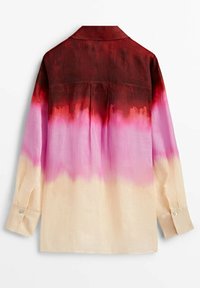 Camicia a maniche lunghe con un design a gradiente, che sfuma dal rosso scuro al rosa e al beige, con colletto e polsini abbottonati.