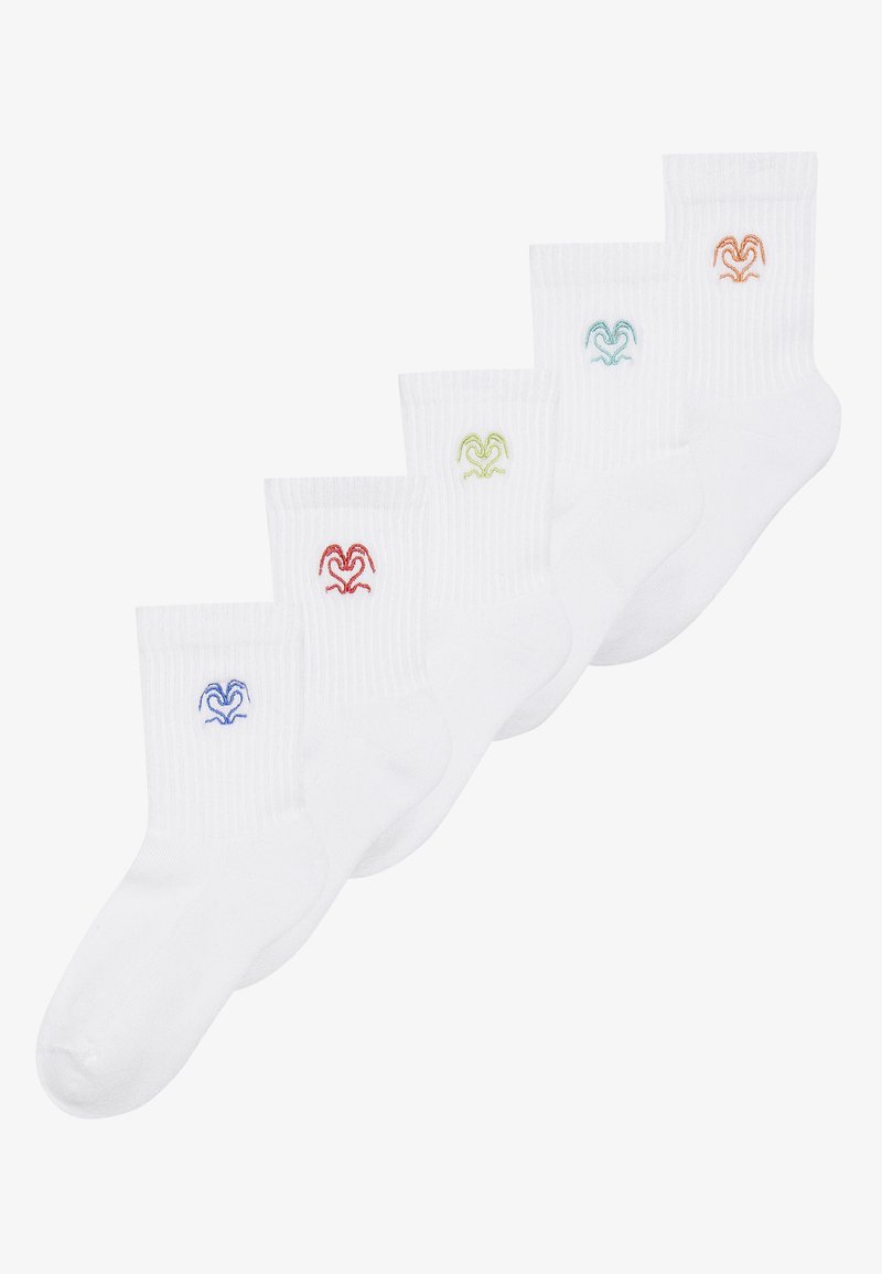 Cinco pares de calcetines de algodón blancos con puños acanalados, cada uno con un logotipo de corazón bordado en un color diferente: rojo, verde, azul y naranja.