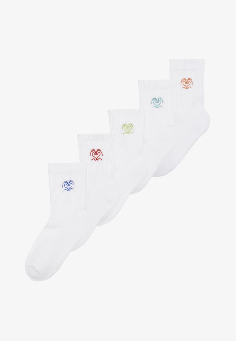 Cinco pares de calcetines de algodón blancos con puños acanalados, cada uno con un logotipo de corazón bordado en un color diferente: rojo, verde, azul y naranja.