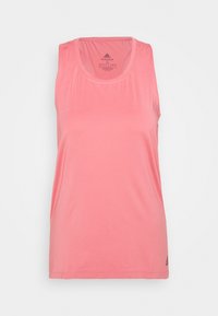 Débardeur de sport rose en tissu lisse, avec un col rond et sans manches. Comprend un petit logo en bas.
