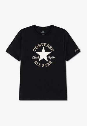 Schwarzes T-Shirt mit kurzen Ärmeln, weißem Stern und beigem "Converse All Star Chuck Taylor"-Text, der vorne und auf dem Ärmel gedruckt ist.
