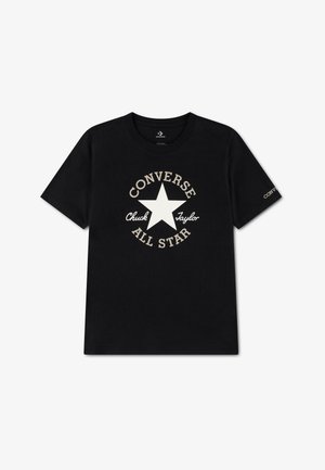 Zwart T-shirt met korte mouwen met witte ster en beige "Converse All Star Chuck Taylor" tekst bedrukt op de voorkant en mouw.