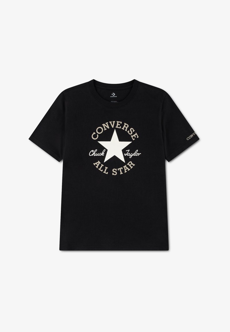 T-shirt noir à manches courtes avec étoile blanche et texte beige "Converse All Star Chuck Taylor" imprimés sur le devant et la manche.