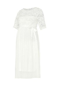 Robe de maternité en dentelle blanche à manches courtes, décolleté rond, avec un ruban en satin noué à la taille. La jupe translucide recouvre une couche intérieure solide.