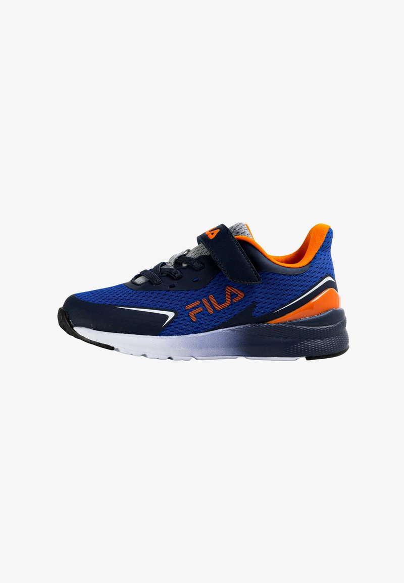 Chaussure de sport bleue avec une tige en mesh, des accents gris et des touches orange. Elle comporte une bride en Velcro et une semelle texturée pour une meilleure adhérence.