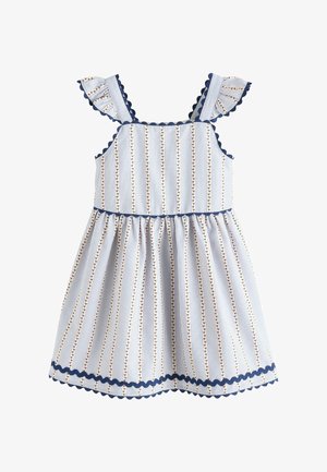 Lichtblauwe en witte gestreepte mouwloze peuterjurk met rode gestippelde verticale lijnen, gerimpelde schouderbandjes en marineblauwe gegolfde rand.