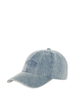 Gorra de mezclilla en azul claro con una corona redondeada y un visera curvada. Presenta un sutil logotipo bordado en el panel frontal.