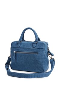 Borsa in denim blu con manici doppi, tracolla regolabile, tasca frontale con zip, forma rettangolare e tessuto texturizzato.