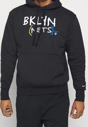 Schwarzer Hoodie mit einer Front-Kängurutasche, Kapuze mit Kordelzug und einem weißen, blauen und gelben "BKLYN NETS"-Grafik auf der Brust.