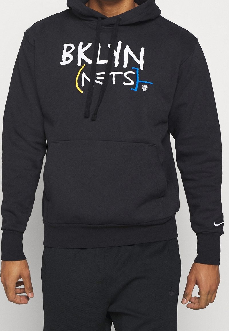 Svart hoodie med en framficka i känguru-stil, dragsnodd på huvan och en vit, blå och gul "BKLYN NETS" grafik på bröstet.