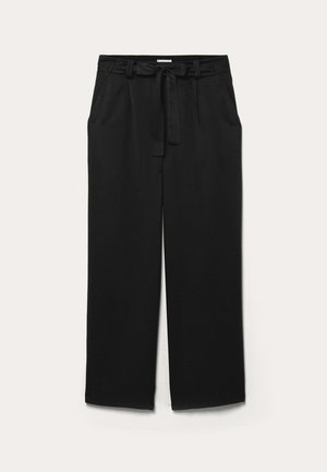 Pantalons larges noirs avec taille haute, passants de ceinture et lien en tissu. Texture lisse avec une coupe décontractée et sans motifs ni ornements.