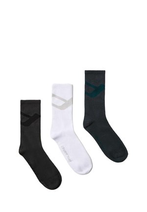 Trzy skarpety do połowy łydki w kolorach czarnym, białym i ciemnoszarym, każda z kontrastującym wzorem znaku wyboru blisko góry oraz nazwą marki na stopie.