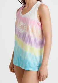 Färgglad batik-topp med nyanser av rosa, lila, gult och blått, med en solgrafik i vitt. Klassisk ärmlös design.