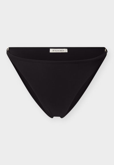Μαύρο κάτω μέρος μπικίνι με ψηλές περικοπές στα πλάγια και μια μικρή λευκή ετικέτα στο κέντρο της μέσης που γράφει «BY MALENE BIRGER».