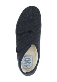 Pantofole in lana di un grigio scuro con una superficie testurizzata, dotate di un morbido rivestimento beige e cinturini elasticizzati per una vestibilità sicura. Etichetta interna visibile.