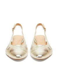 Zapatos planos slingback dorados con acabado metálico, laterales abiertos y recortes decorativos en la zona de los dedos. Textura suave y suelas planas.