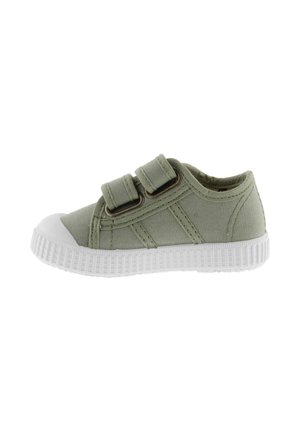 Chaussure en toile verte avec deux bandes Velcro. Bout en caoutchouc blanc et semelle blanche texturée. Design simple, adapté à une tenue décontractée.