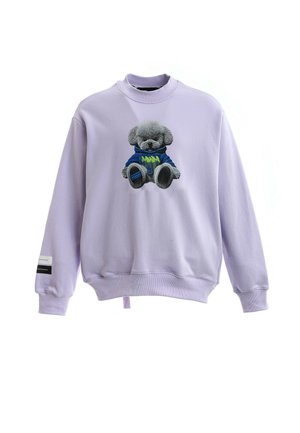 Sudadera lila claro con un oso de peluche gris con capucha azul impresa en el centro y una pequeña etiqueta en la manga izquierda.