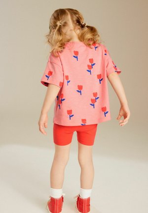 SHORT SLEEVE AND CYCLE SET- REGULAR FIT - Šorti - pink tulip flower print