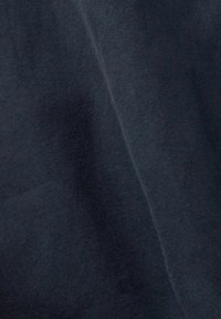 Donkerblauwe stof met een gladde textuur, met een lichte glans en subtiele kreuken, wat wijst op een zachte en lichte materiaal.
