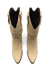 Beige Wildleder Stiefeletten mit einem lässigen Design, spitzer Zehenform, dekorativen gewellten Kanten und dunklem Lederfutter.