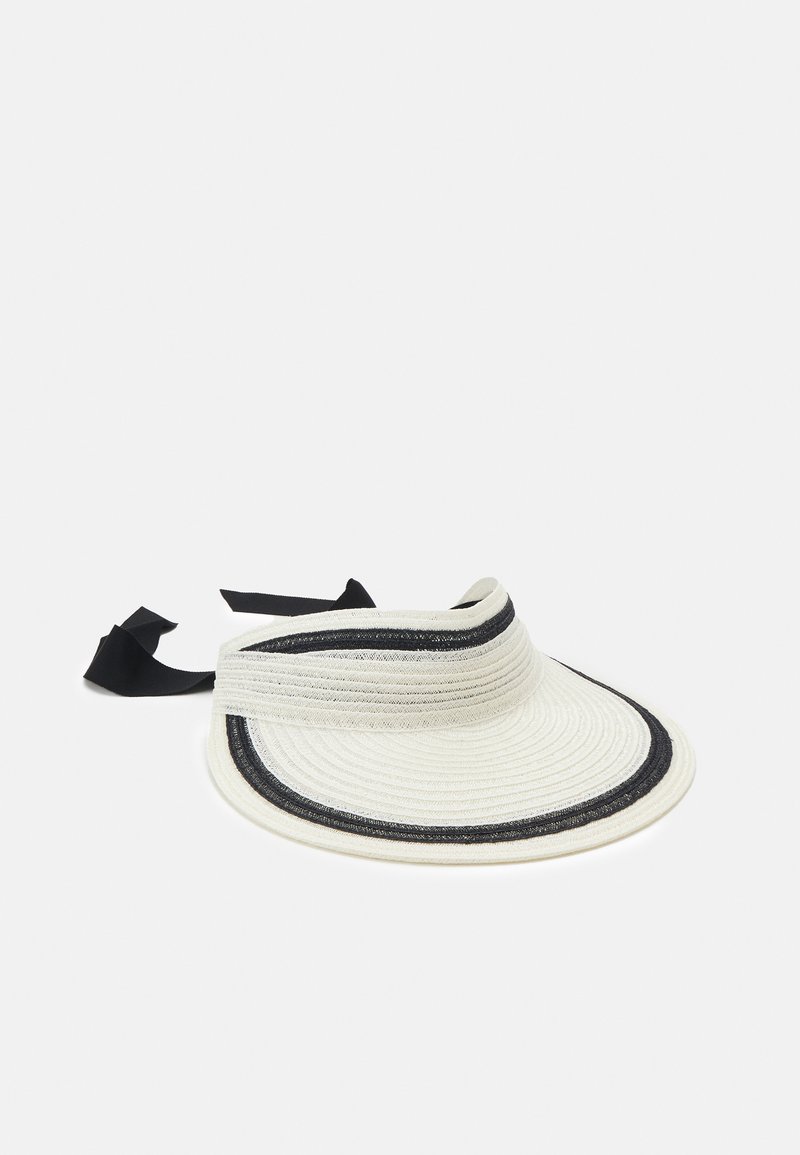 Široký sluneční klobouk s okrajem vyrobený z pletené slámy. Je doplněn černými a stříbrnými akcenty, s nastavitelnými černými textilními stuhami pro bezpečné uchycení.