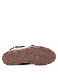 Bruine suede schoen met een gestructureerde rubberen zool met een zigzagpatroon. Gemerkt met "INUKII" en maat "37" op de zool.