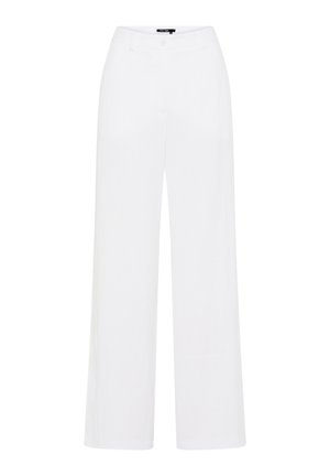 Weiße, weit geschnittene Hose mit Knopf- und Reißverschluss, Gürtelschlaufen und Vordertaschen, vor einem schlichten Hintergrund präsentiert.