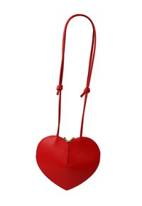 Rode leren tas in de vorm van een hart met een ritssluiting, voorzien van een lange schouderband en een gestructureerd oppervlak. Het ontwerp is symmetrisch met een gouden ritssluiting.