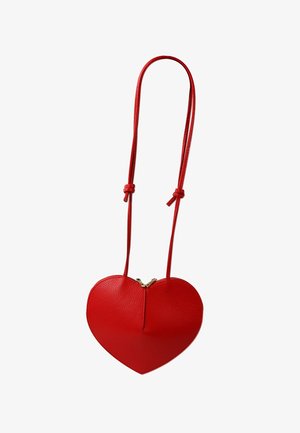 Rode leren tas in de vorm van een hart met een ritssluiting, voorzien van een lange schouderband en een gestructureerd oppervlak. Het ontwerp is symmetrisch met een gouden ritssluiting.