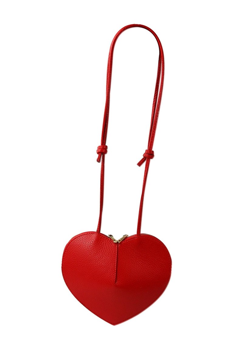 Rode leren tas in de vorm van een hart met een ritssluiting, voorzien van een lange schouderband en een gestructureerd oppervlak. Het ontwerp is symmetrisch met een gouden ritssluiting.