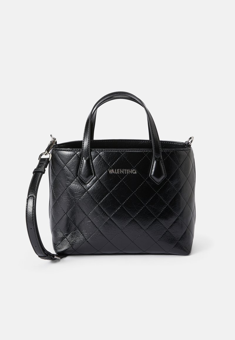 Črna usnjena torbica s kviltanim vzorcem, dvema zgornjima ročajema in snemljivim ramenskim trakom. Srebrna oprema z logotipom blagovne znamke spredaj.