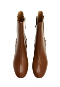 Ruskeat nahkaiset nilkkurit, joissa on tyylikäs muotoilu, sivuvetoketjut, sileä pinta, pyöreä kärki ja hillityt ompelut.