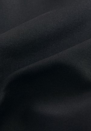 Material negru cu o textură netedă, mată, prezentând pliuri și cute moi, ideal pentru diverse aplicații textile.