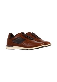 Zapatillas deportivas de cuero marrón con acentos de malla, puntera redonda y cordones negros. Cuenta con una suela de goma color crema y la marca "REDSKINS" en el lateral.